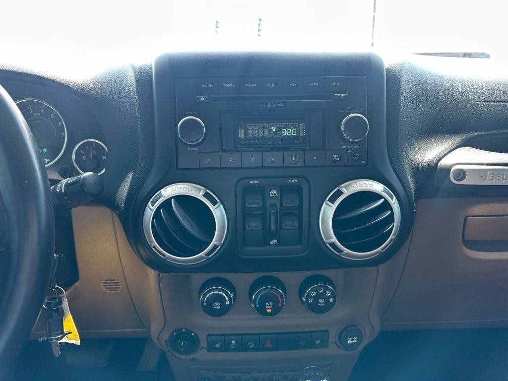 Used 2014 Jeep Wrangler Unlimited Sahara w/ Connectivity Group AWD/4WD image 29