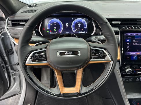 Used 2025 Jeep Grand Cherokee L Summit AWD/4WD image 24