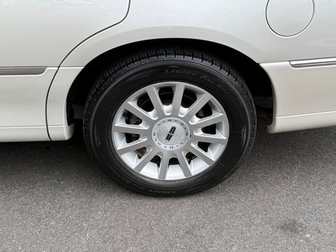 Used 2006 Lincoln Town Car Signature image 12