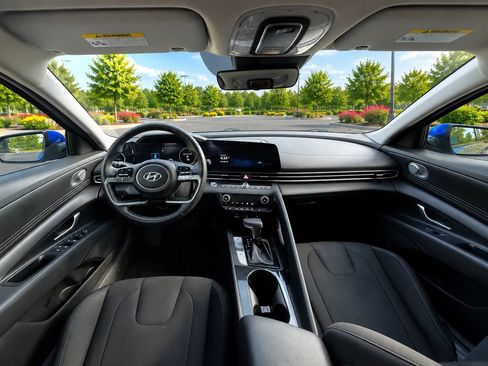 Used 2023 Hyundai Elantra SEL w/ Convenience Package FWD image 9
