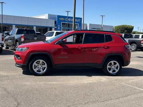 Used 2024 Jeep Compass Latitude AWD/4WD image 2