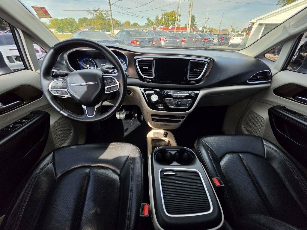 Used 2017 Chrysler Pacifica Touring-L Plus w/ Tire & Wheel Group FWD image 12