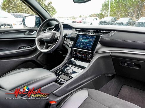 Used 2023 Jeep Grand Cherokee L Laredo image 9