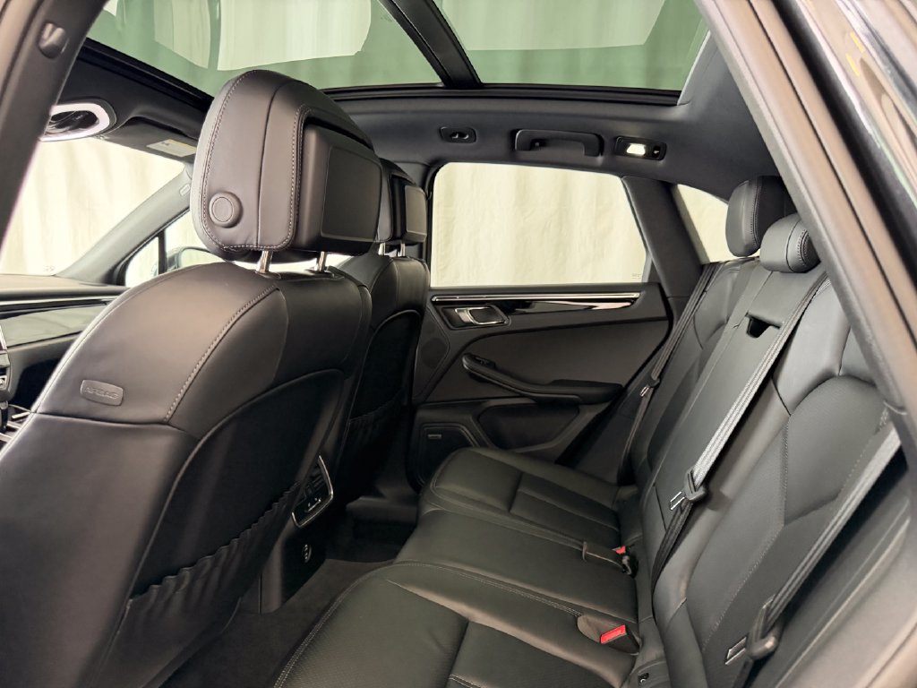 Certified 2026 Porsche Macan AWD/4WD image 25