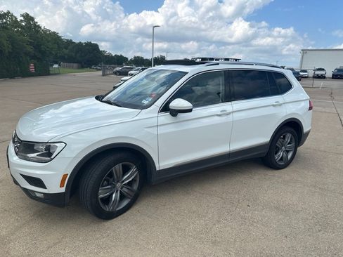 Used 2020 Volkswagen Tiguan SEL FWD image 1