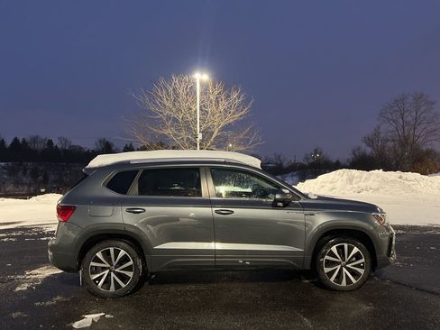 Used 2024 Volkswagen Taos SE image 3