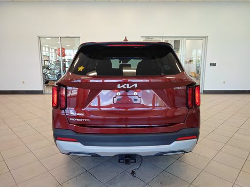 Used 2025 Kia Sorento LX FWD image 4