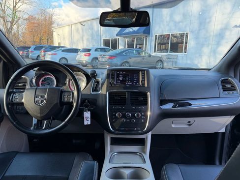 Used 2019 Dodge Grand Caravan SXT image 17