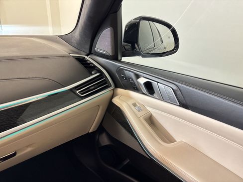 Used 2021 BMW X7 M50i w/ Dynamic Handling Package image 27