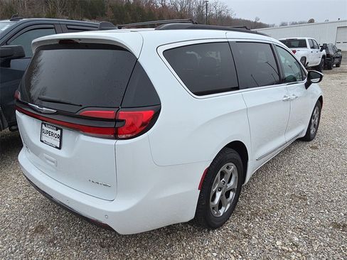 Used 2023 Chrysler Pacifica Limited image 6