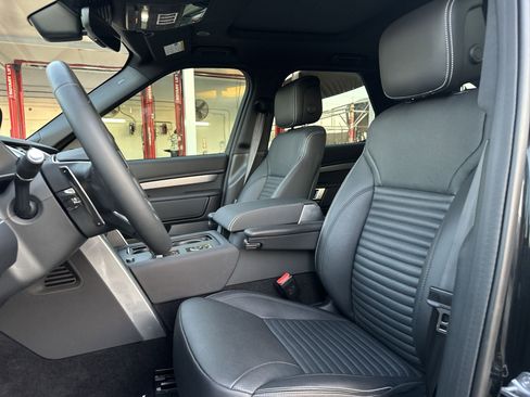 Used 2024 Land Rover Discovery Dynamic SE image 13