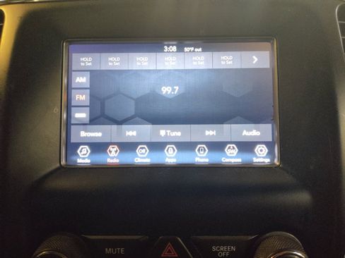 Used 2019 Jeep Grand Cherokee Laredo image 25