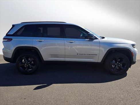 Used 2023 Jeep Grand Cherokee Altitude RWD image 2