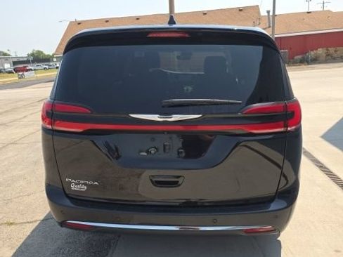 Used 2024 Chrysler Pacifica Touring-L FWD image 7