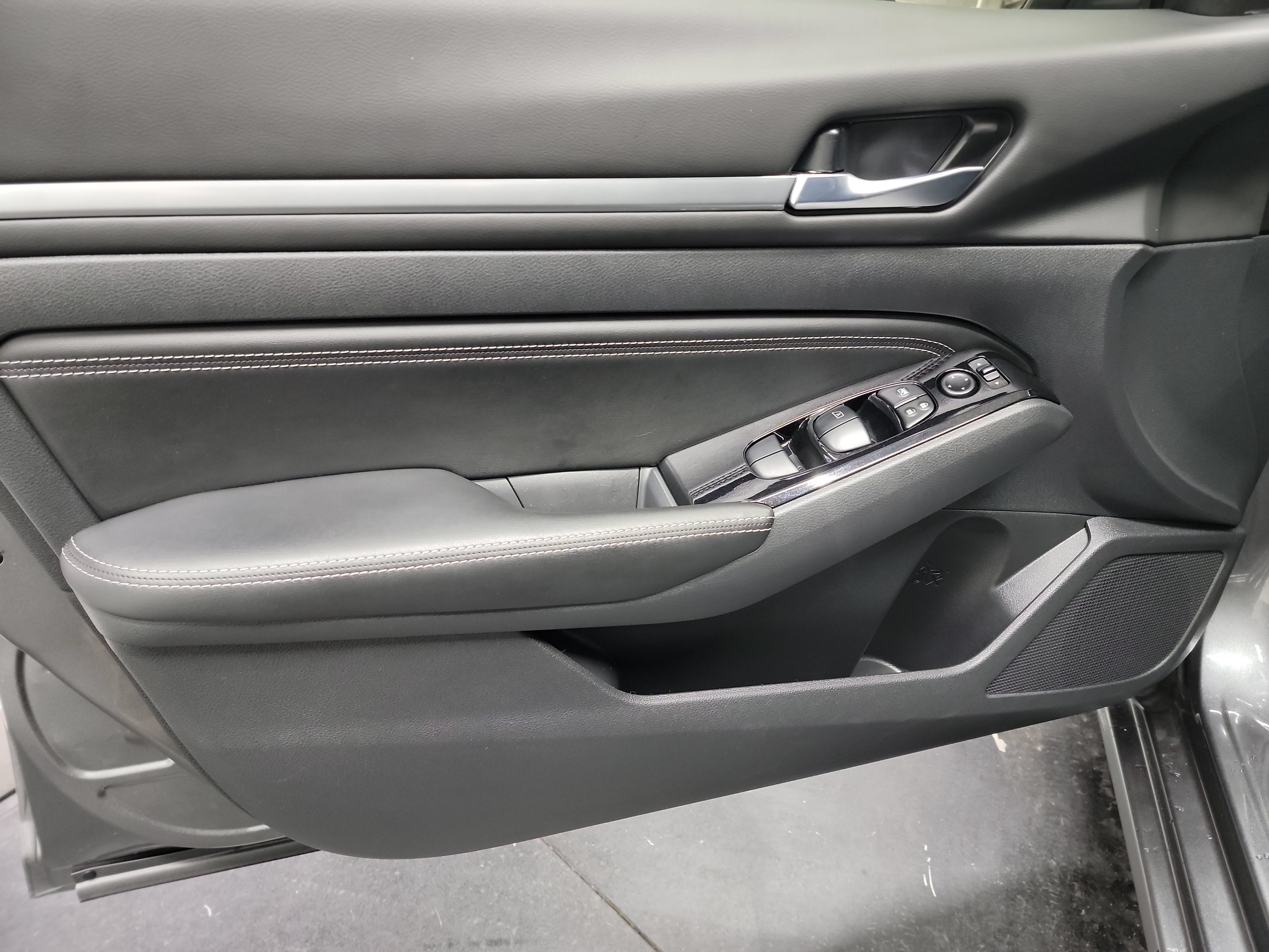 Used 2023 Nissan Altima 2.5 SV w/ SV Premium Package FWD image 8