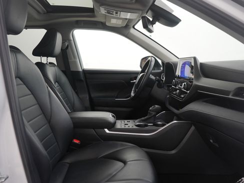 Used 2024 Toyota Highlander XLE image 13