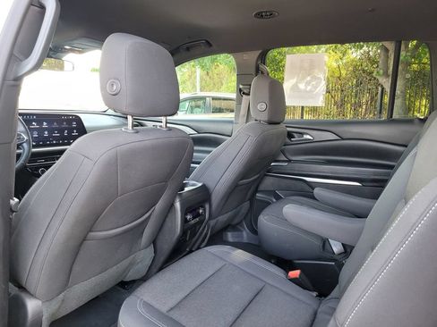 Used 2024 Chevrolet Traverse LT FWD image 16