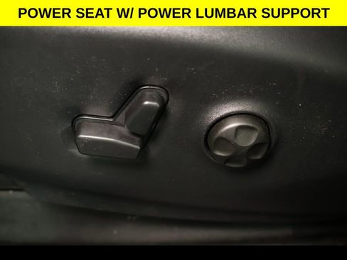 Used 2025 Chrysler Pacifica Select image 4