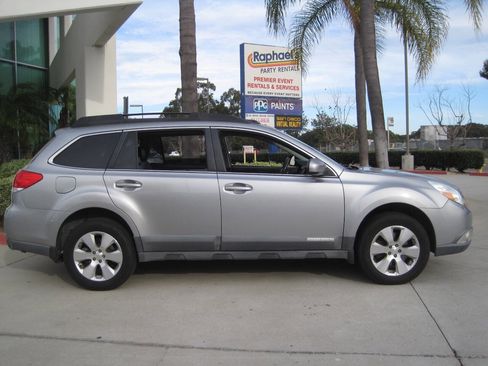 Used 2011 Subaru Outback 3.6R Limited image 7