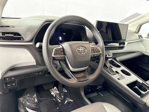Certified 2025 Toyota Sienna XLE image 4