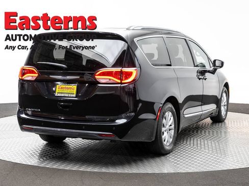 Used 2019 Chrysler Pacifica Touring-L FWD image 5