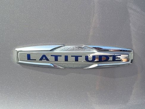 Used 2019 Jeep Cherokee Latitude w/ Popular Appearance Group FWD image 12