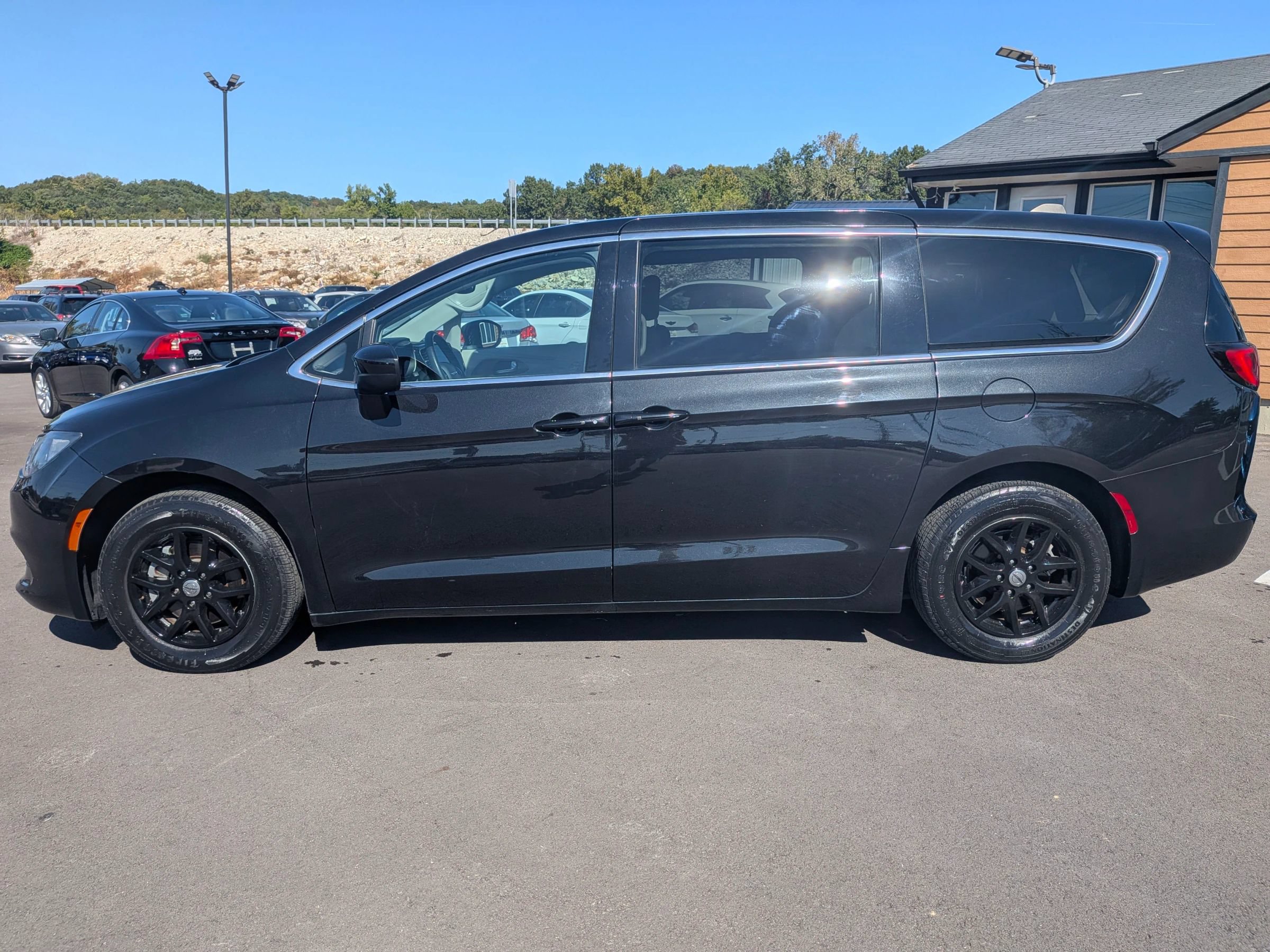 Used 2022 Chrysler Voyager LX FWD image 3