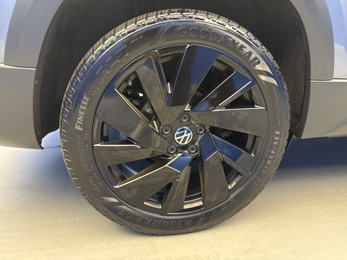 Used 2024 Volkswagen Taos SE image 8