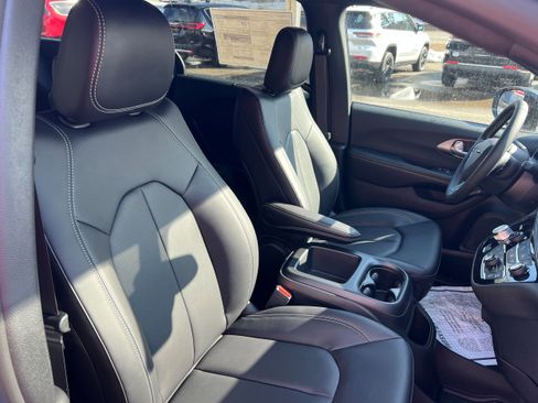 New 2026 Chrysler Pacifica Select image 18