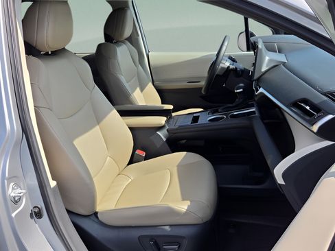 Used 2023 Toyota Sienna XLE w/ XLE Plus Package FWD image 15