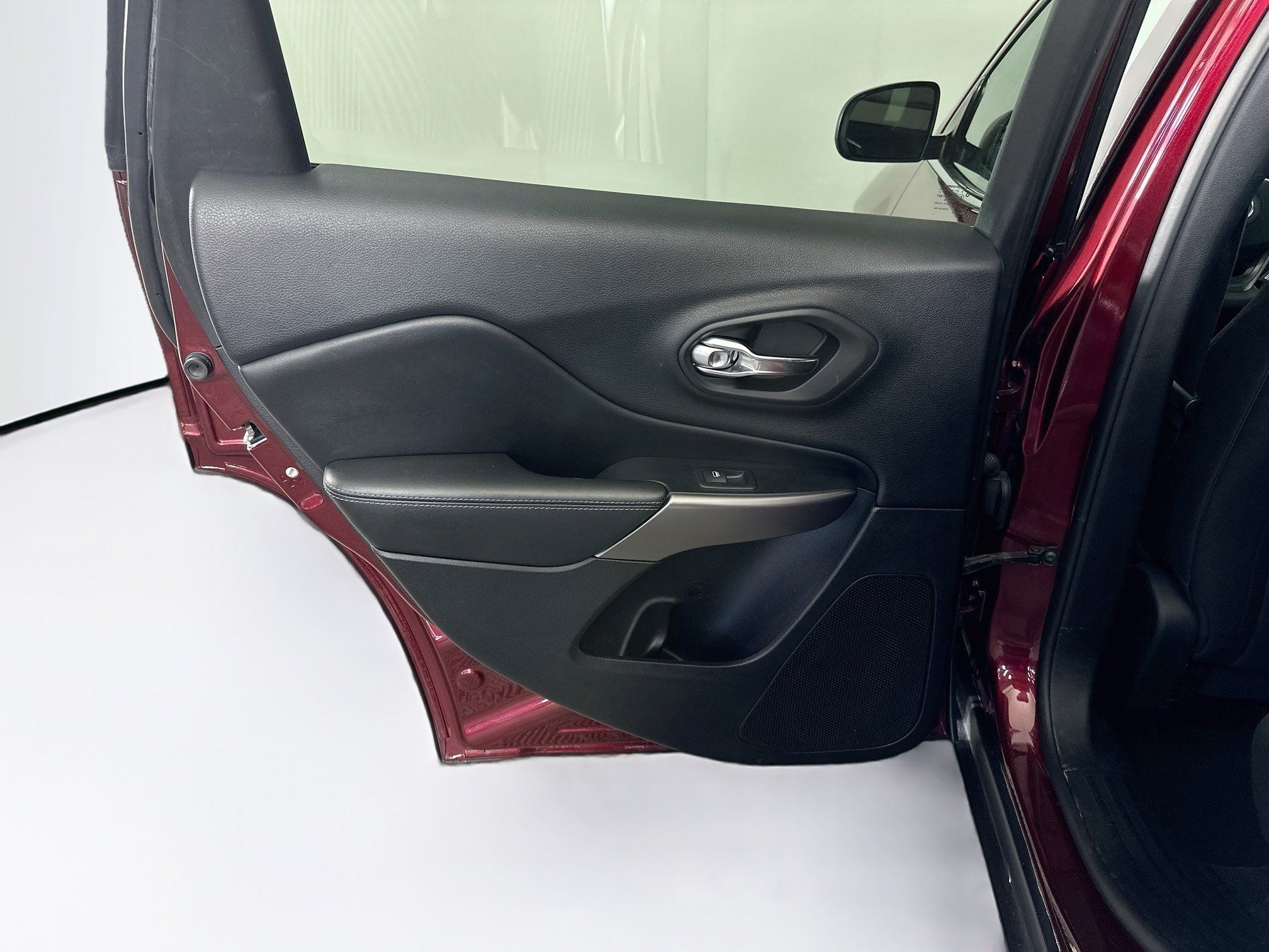 Used 2019 Jeep Cherokee Latitude w/ Popular Appearance Group FWD image 25