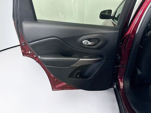 Used 2019 Jeep Cherokee Latitude w/ Popular Appearance Group FWD image 25