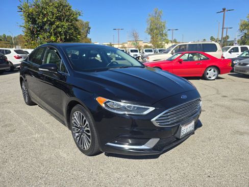 Used 2018 Ford Fusion SE w/ Fusion SE Technology Package FWD image 3