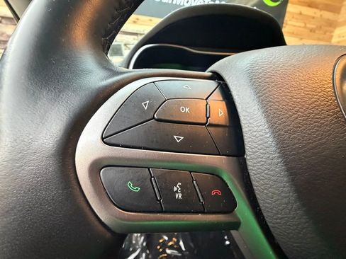 Used 2019 Jeep Cherokee Limited image 22