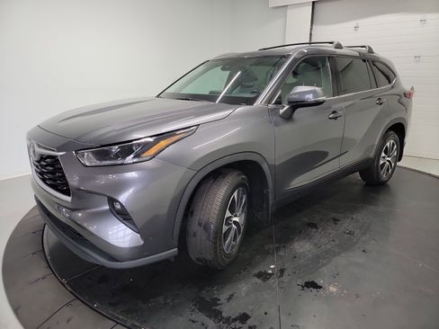 Used 2021 Toyota Highlander XLE FWD image 3