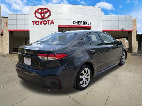 Used 2025 Toyota Corolla LE FWD image 5