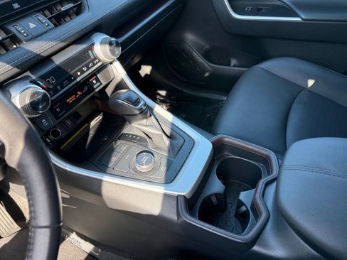 Used 2020 Toyota RAV4 Limited image 13