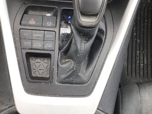 Used 2021 Toyota RAV4 XLE image 11