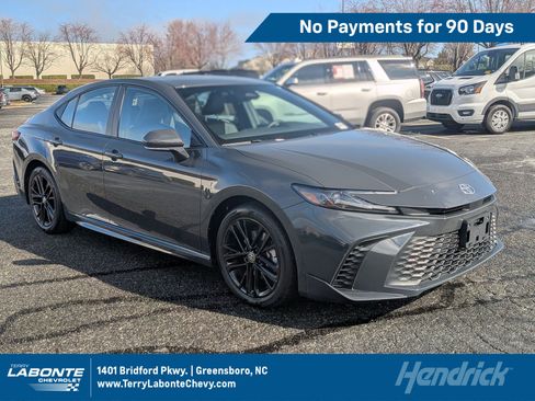 Used 2025 Toyota Camry SE FWD image 1
