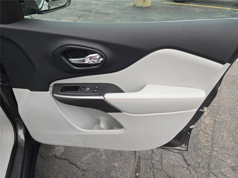 Used 2022 Jeep Cherokee Limited w/ Elite Package image 6