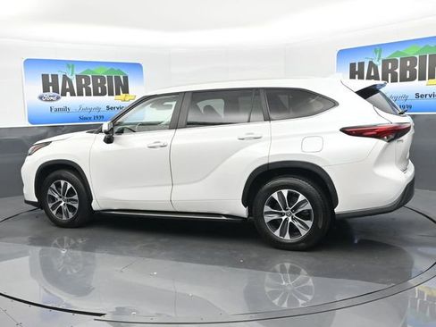 Used 2023 Toyota Highlander XLE FWD image 3
