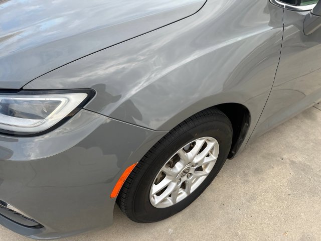 Used 2021 Chrysler Pacifica Touring-L FWD image 5