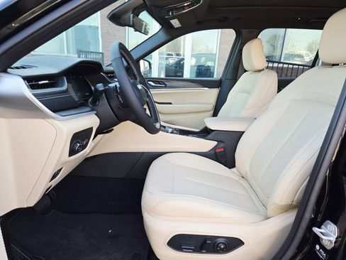 New 2025 Jeep Grand Cherokee Limited image 12