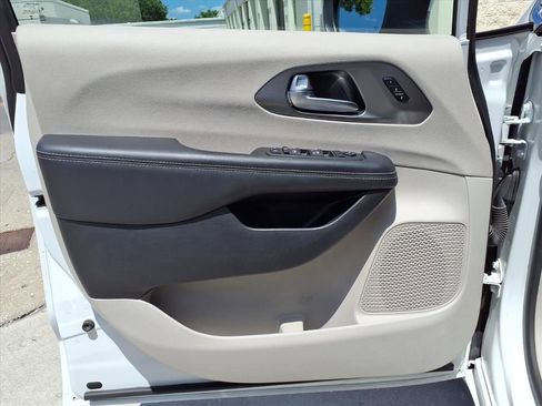 Used 2023 Chrysler Pacifica Touring-L FWD image 17