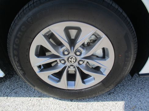 Used 2026 Toyota Sienna XLE FWD image 9