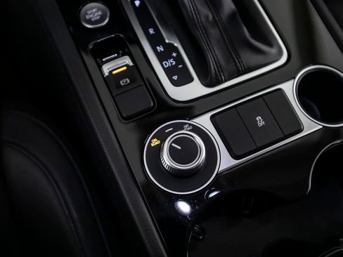 Used 2016 Volkswagen Touareg Sport image 34