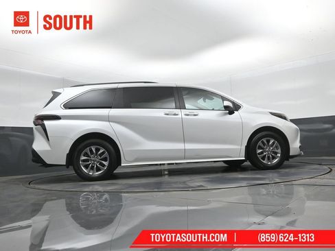 Used 2025 Toyota Sienna XLE FWD image 44