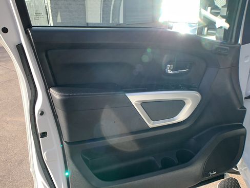 Used 2020 Nissan Titan SL w/ Moonroof Package image 9