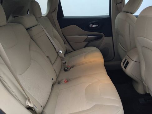 Used 2019 Jeep Cherokee Latitude w/ Popular Appearance Group FWD image 19
