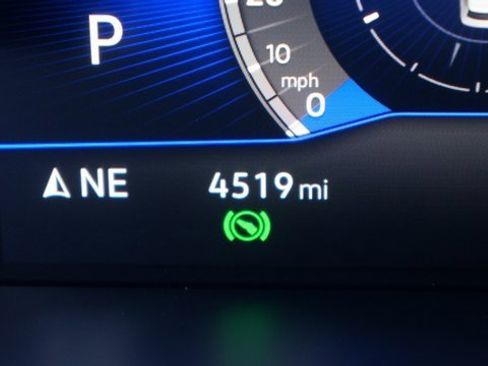 Certified 2025 Volkswagen Taos SE w/ Panoramic Sunroof Package image 15